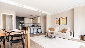 Eine moderne Wohnung mit Essbereich, Küche und Wohnzimmer.