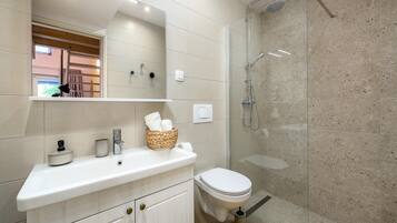 Apartment | Badezimmer | Haartrockner, Handtücher