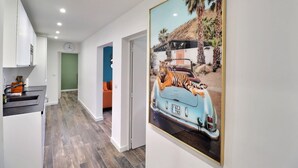 A hallway with a kitchen area, a dining area, and a living room. - The Aixoise Escape - Close to the city center (Aix-en-Provence)