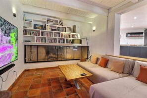 Televisión, chimenea