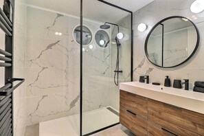 Regadera, amenidades de baño gratuitas, secadora de cabello, toallas 