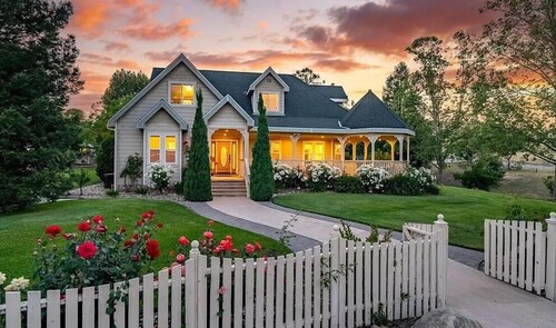 Gorgeous 6BR Estate Sleeps 18