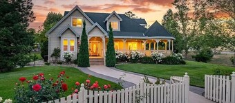 Epic 6BR Estate*Barn*Gorgeous Yard