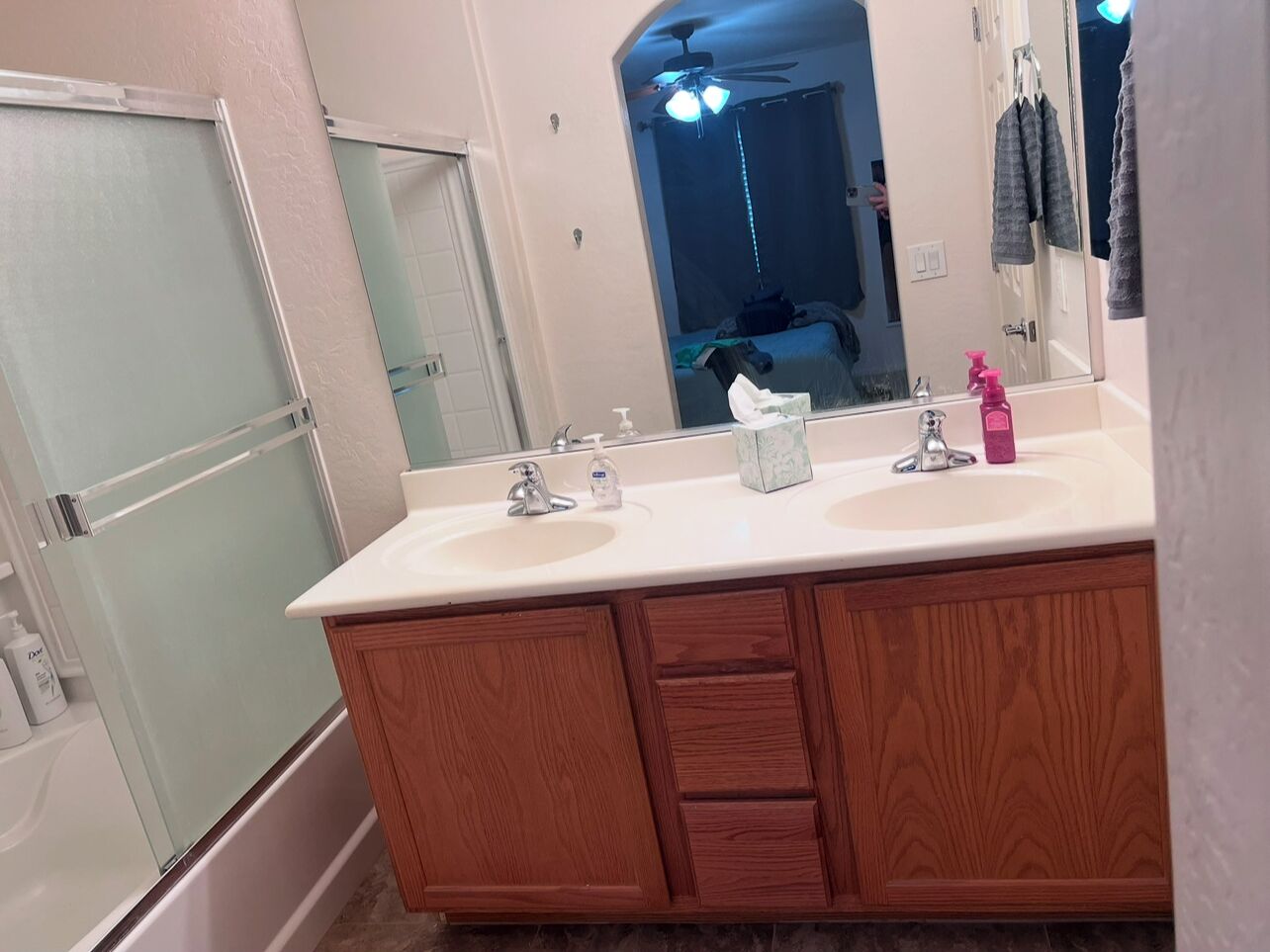 Håndklær, såpe og toalettpapir