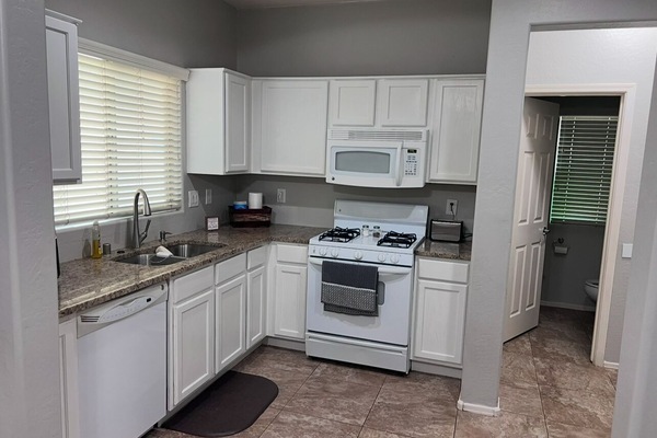 Kylskåp, mikrovågsugn, ugn och spishäll