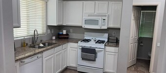 Charming 3-bedroom cottage with AC and WiFi in Goodyear