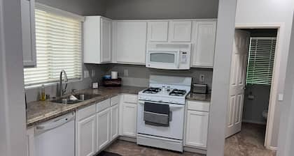 Charming 3-bedroom cottage with AC and WiFi in Goodyear