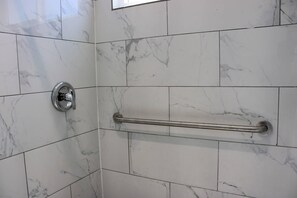 Quarto, 2 camas Queen, acessível, para não fumantes | Escrivaninha, espaço de trabalho para notebook, Wi-Fi de cortesia