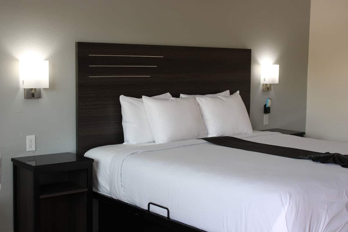 Room, 1 King Bed, Accessible, Non Smoking | Desk, laptop workspace, WiFi (free), bed sheets