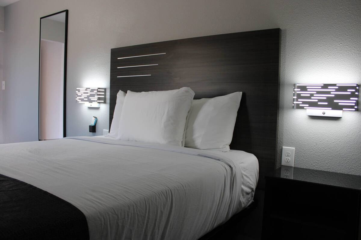 Standard Room, 1 Queen Bed, Non Smoking | Desk, laptop workspace, WiFi (free), bed sheets
