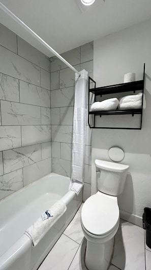 Tweepersoonskamer, 2 eenpersoonsbedden, niet-roken | Badkamer | Een bad, handdoeken, zeep, shampoo