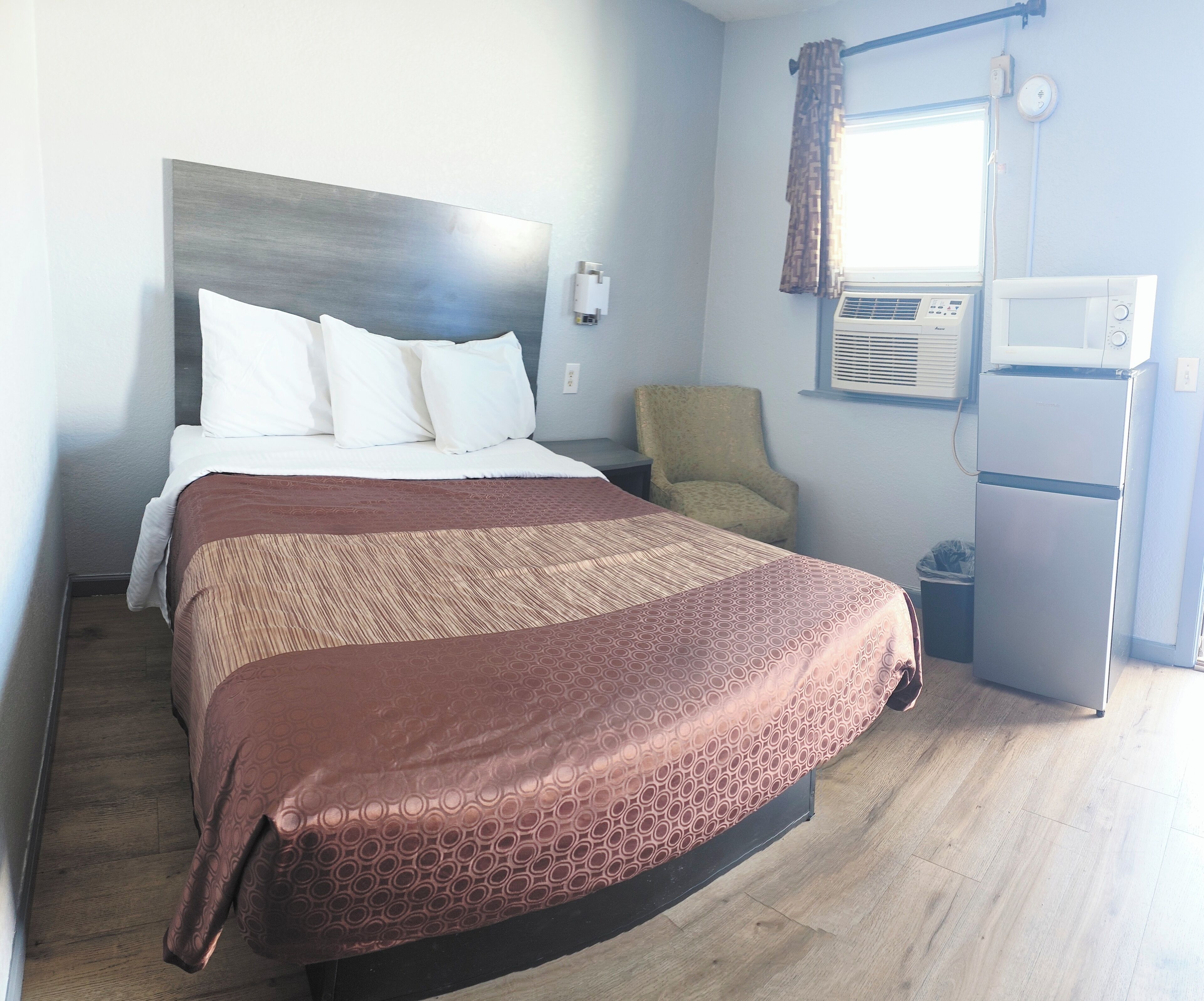 Single Room, 1 Queen Bed, Smoking | Desk, free WiFi, bed sheets