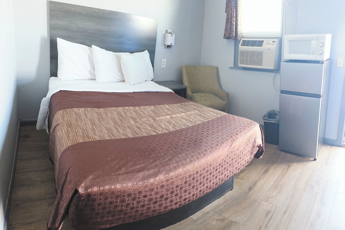 Single Room, 1 Queen Bed, Smoking | Desk, free WiFi, bed sheets