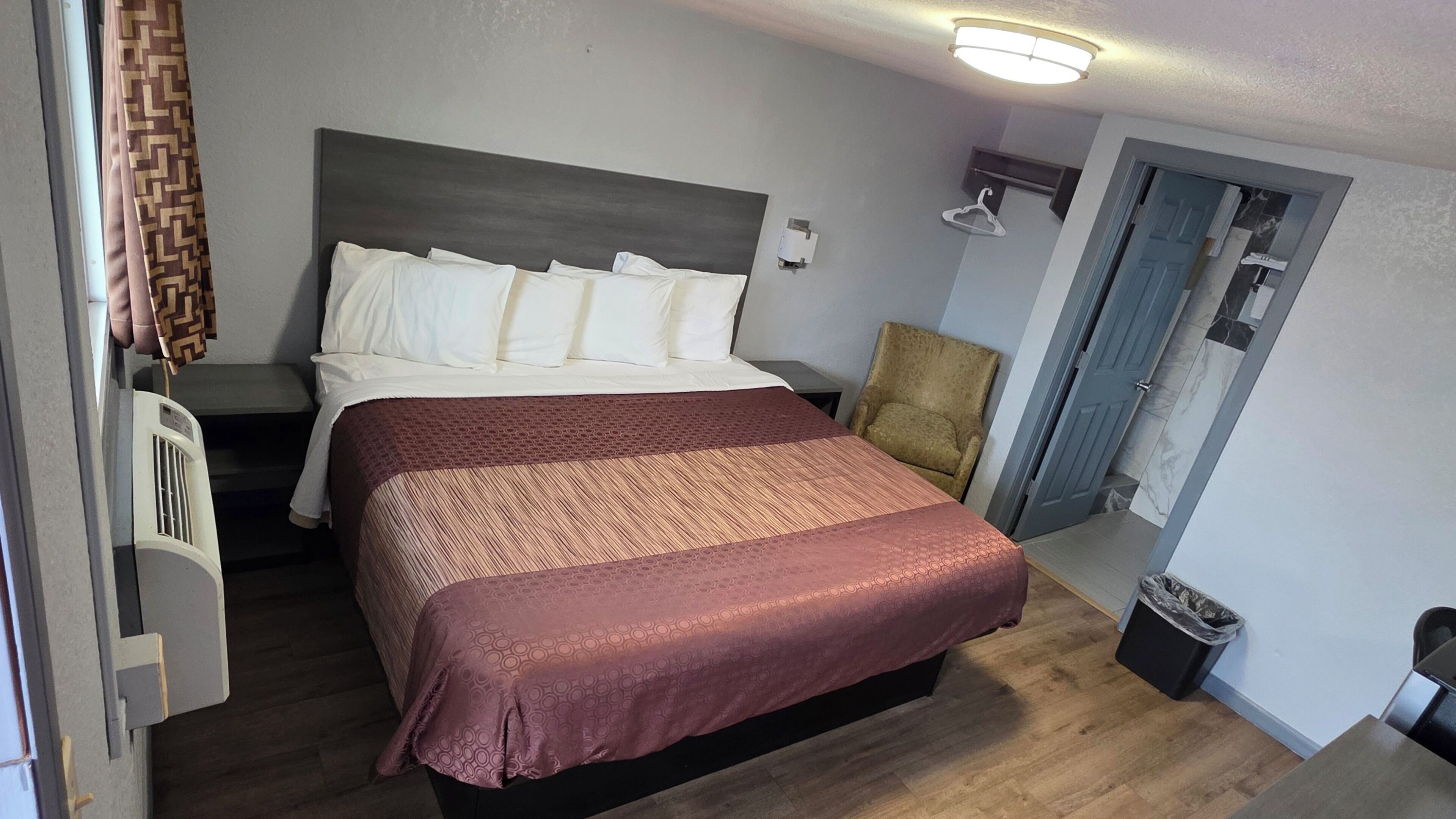 Single Room, 1 King Bed, Smoking | Desk, free WiFi, bed sheets