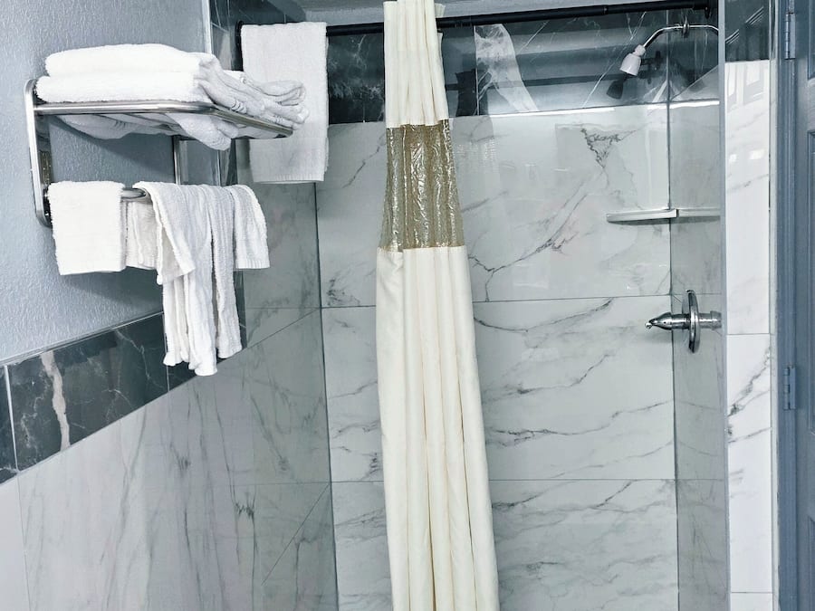 Habitación doble, 2 camas dobles, fumadores | Baño | Ducha, secador de pelo, toallas y jabón