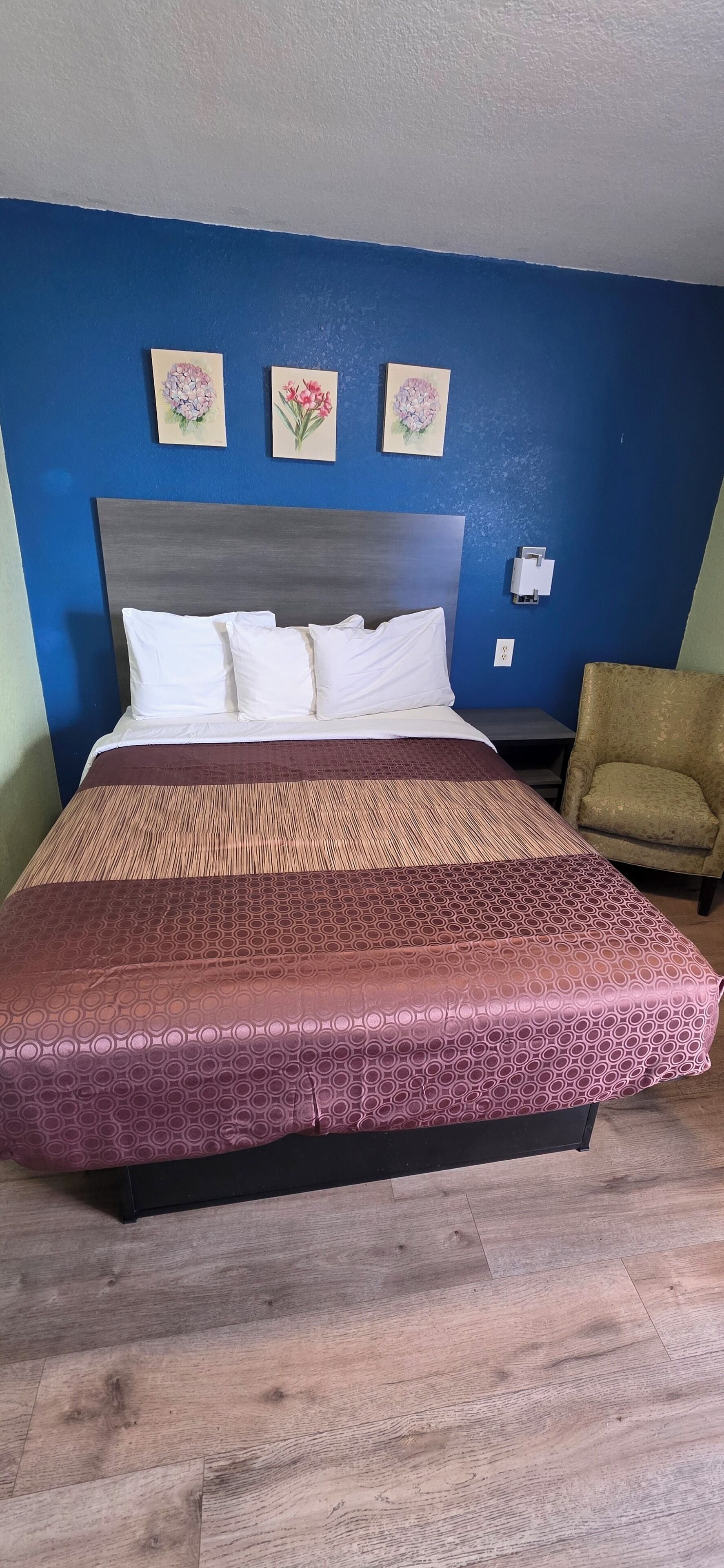 Habitación individual, 1 cama Queen size, para fumadores | Escritorio, wifi gratis y ropa de cama 