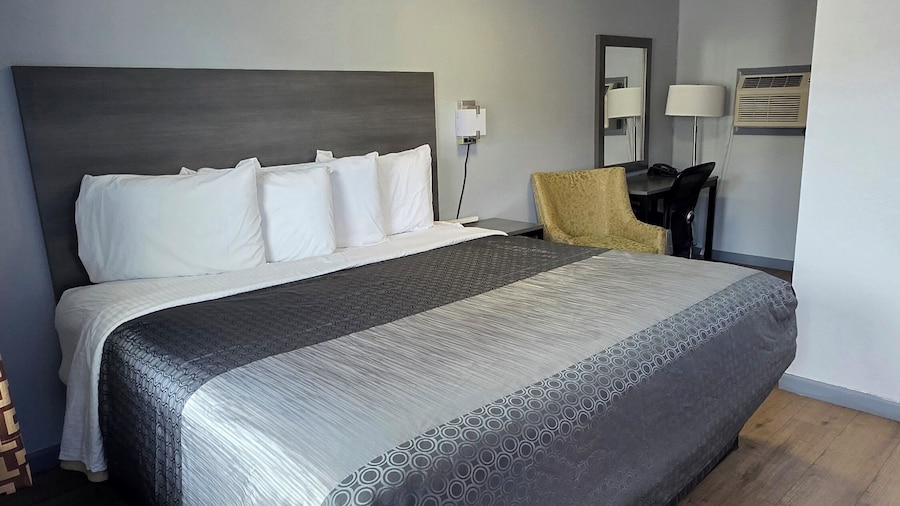Plaza Motel