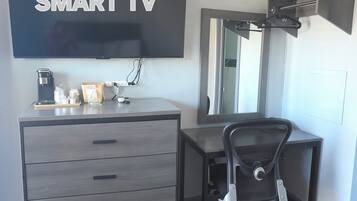 Chambre simple, 1 grand lit, fumeur | Bureau, accès au Wi-Fi (inclus), literie fournie