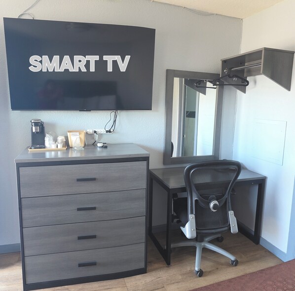 Habitación individual, 1 cama Queen size, para fumadores | Escritorio, wifi gratis y ropa de cama