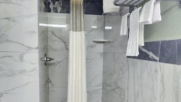 Habitación doble, 2 camas dobles, fumadores | Baño | Ducha, secador de pelo, toallas y jabón