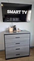 Escritorio, wifi gratis y ropa de cama
