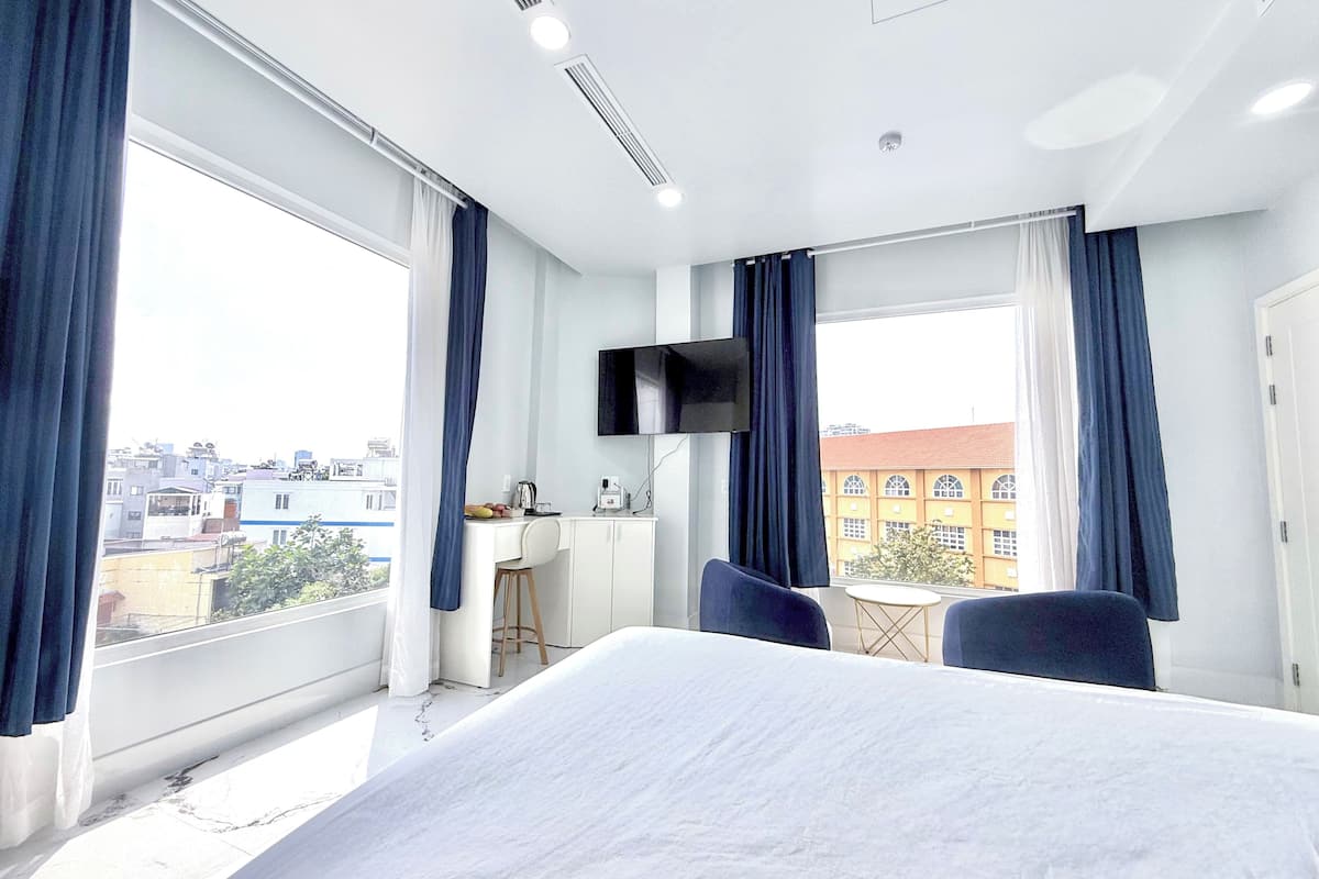 Single Room, 1 King Bed, Private Bathroom, River View | Premium bedding, individually decorated, individually furnished