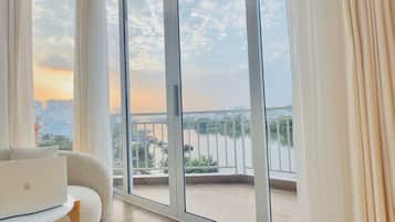 Habitación de lujo, 2 camas Queen size, balcón, vista al río | Área de sala de estar | Televisión de 65 pulgadas con canales digitales, Netflix y Hulu