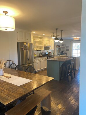 Fridge, microwave, oven, stovetop - Comfortable home on quiet 1 acre property. 8 miles from Augusta National. (Grovetown)