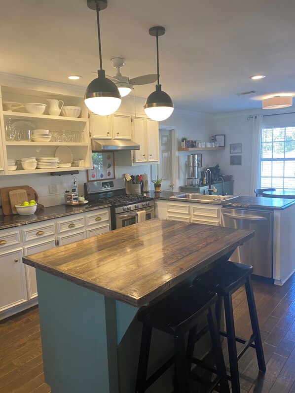 Fridge, microwave, oven, stovetop - Comfortable home on quiet 1 acre property. 8 miles from Augusta National. (Grovetown)