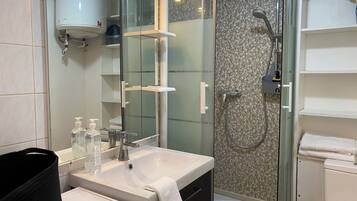 Hiustenkuivaaja, pyyhkeet, saippua, vessapaperi