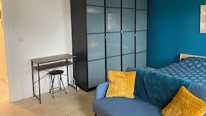 A bedroom with a bed, a desk, and a wardrobe. - Cosy studio in Évreux - Ideal! (Évreux)