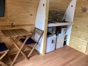 Romantisch huisje, terras | Privékeuken | Een koelkast met diepvriezer, een microgolfoven, een oven, een kookplaat