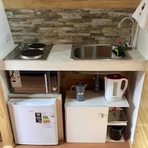 Romantisch huisje, terras | Privékeuken | Een koelkast met diepvriezer, een microgolfoven, een oven, een kookplaat