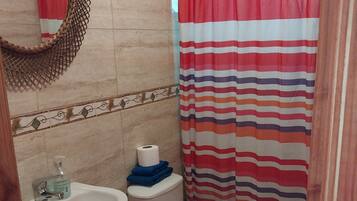 Cabaña familiar, patio, vista al jardín | Baño | Regadera, jabón, papel de baño
