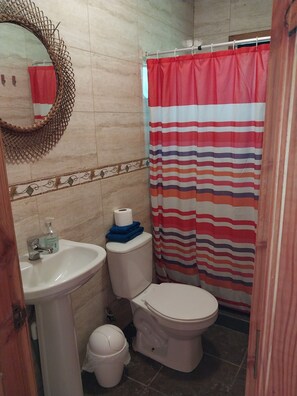 Familie huisje, terras, uitzicht op tuin | Badkamer | Een douche, zeep, toiletpapier