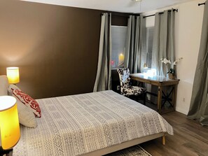 2 室のベッドルーム、デスク、WiFi、ベッドシーツ