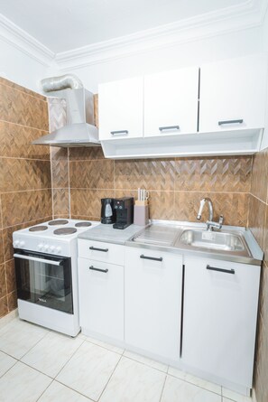 Kylskåp, ugn, spishäll och kaffe- och tebryggare