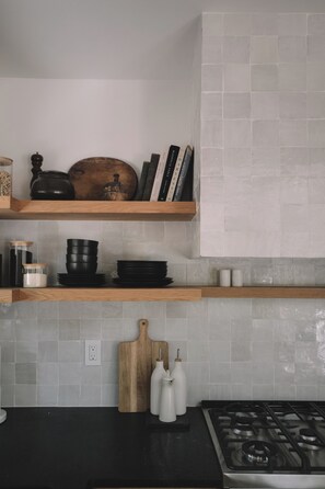 Fridge, microwave, oven, stovetop - Designer Cabin in Taos Ski Valley (Taos Ski Valley)