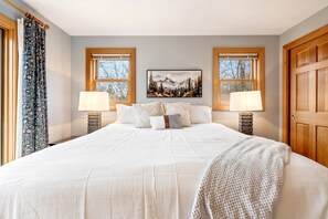 6 bedrooms, desk, iron/ironing board, travel crib