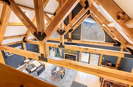 Smart TV, fireplace. Spacious Retreat, Hot Tub, Arcade, Outdoor Pool!