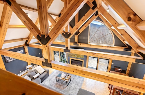 3 Mi to SR! Sleeps 25, Spacious, Hot Tub, Arcade!