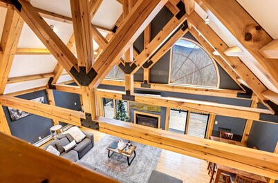 3 Mi to SR! Sleeps 25, Spacious, Hot Tub, Arcade!