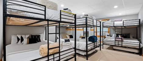 6 bedrooms, desk, iron/ironing board, travel crib