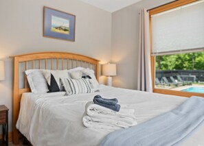 6 bedrooms, desk, iron/ironing board, travel cot