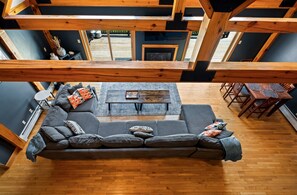 Smart TV, chimenea y libros 