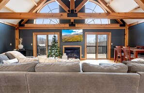 Smart TV, chimenea y libros 