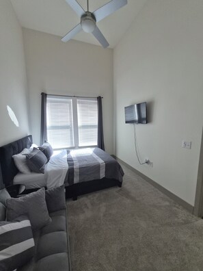 2 slaapkamers, een bureau, een strijkplank/strijkijzer, gratis wifi