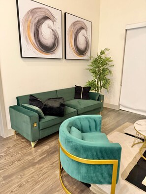 Una Smart TV, una mesa de tenis de mesa, una pantalla de ordenador