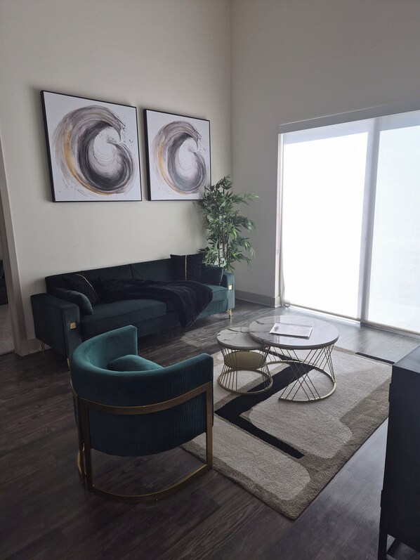 Een smart-tv, een tafeltennistafel, een computerscherm en een printer