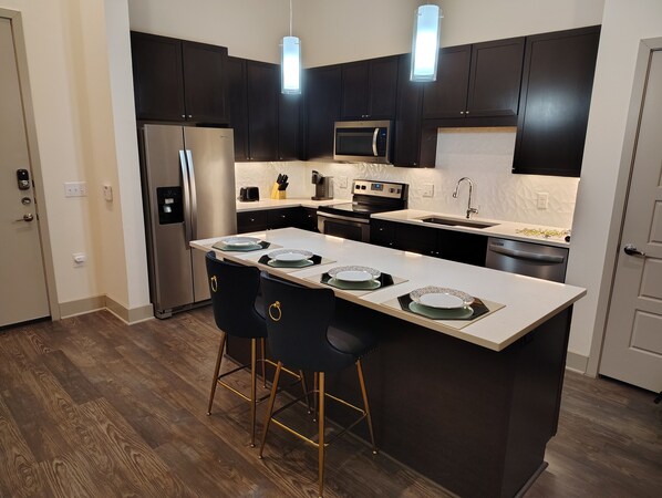 Fridge, microwave, oven, stovetop - 2-bedroom, Pool View, w/2bths UNIVERSAL KIDS 5 mins away, WORLD CUP in Frisco!
 (Frisco)